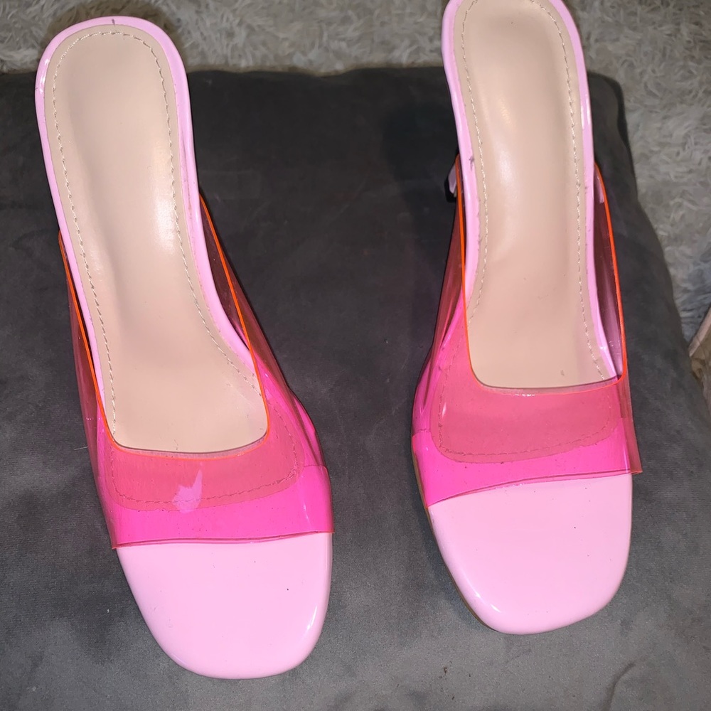These Bubble Pink Retro Heels are new and have never been worn ! Size 8